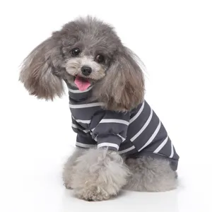 Nahaufnahme des grauen, gestreiften Haustier-Rollkragenpullovers für kleine Hunde.