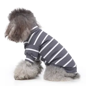 Grauer gestreifter Hunde Rollkragen Pullover Detail mit weichem Stoff und gemütlicher Passform.