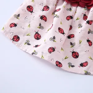 Jolie robe d'été pour animal avec imprimé coccinelle et fleur rouge pour chiens et chats.