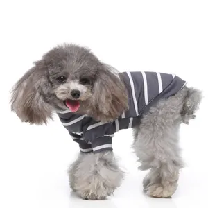 Detailansicht graues weiß gestreiftes Hundeshirt, weicher Pulli für Haustiere im Frühling.