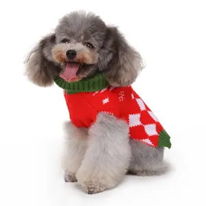 Confortable pull de Noël rouge et blanc pour petit chien avec un col roulé vert d'hiver.