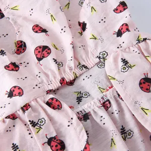 Détail en gros plan du tissu rose imprimé coccinelle pour animaux, matériau léger et respirant.