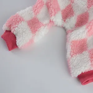 Dettaglio pigiama in morbida flanella rosa a quadri, polsini caldi per animali.