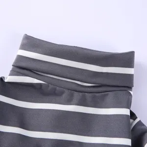 Detailaufnahme des grauweiss gestreiften Haustier Rollkragen Pullovers, weicher Stoff.