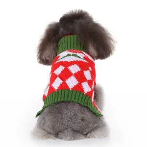 Vue détaillée du pull de Noël pour chien, tricot d'hiver douillet à col roulé rouge et blanc.