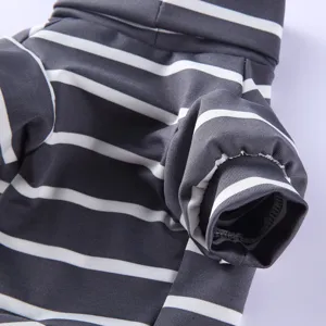 Nahaufnahme Detail von grau weiß gestreifter Hundemode Rollkragen Pullover Frühling
