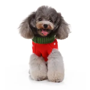 Beau pull de Noël pour chien avec col roulé vert et confortable design en tricot chaud.