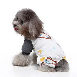 Detailansicht des Baumwoll-Hundepajamas mit lebhaften Raketen- und Weltraummustern