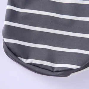 Nahaufnahme des grau-weiß gestreiften Haustierkleidungsstoffs, weicher Strickwarenstoff.