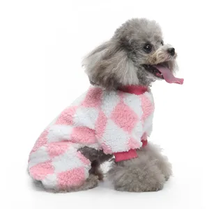Pigiama in pile per animali a quadri rosa e bianco, morbida tuta a quattro zampe per cani dettaglio.