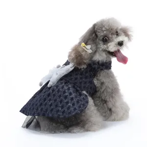 Vue détaillée de robe pour chien élégante avec nœud, joli style princesse pour fête.