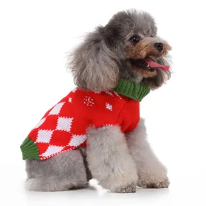Vue détaillée du pull chaud pour animal de compagnie avec motif losange rouge et col vert.