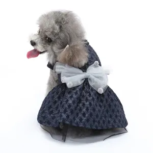 Robe de princesse élégante pour chien avec nœud, idéale pour mariages et fêtes de fin.