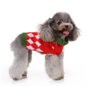 Vue détaillée du pull d'hiver pour animal de compagnie en tricot losanges rouge et vert.