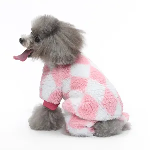 Pigiama per animali in pile a quadri rosa e bianco, morbida tutina per cani per un comodo interno.