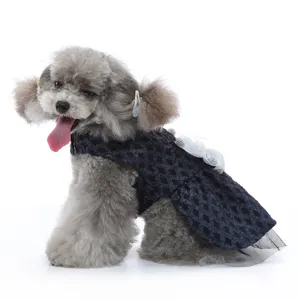 Robe de princesse chic pour chien bleu foncé, avec nœud élégant et détails en tulle.