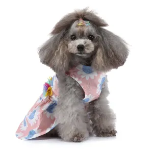 Détail de robe pour chien à motif floral rose, marguerites et jolis décors de fleurs colorées.