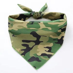 Detailweergave van camouflage hondendoek met een geknoopt ontwerp op witte ondergrond.