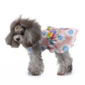 Vue latérale détaillée de la jolie robe rose pour animal avec des décorations florales colorées.