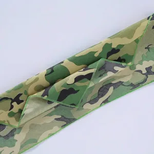 Detail van camouflage bandana voor huisdieren met duurzame groen gestikte randen