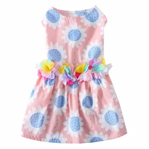 Joli détail de robe d'été pour animal, imprimé floral rose et fleurs colorées, tissu respirant.