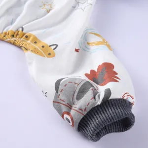 Detail eines Haustier-Pyjama-Ärmels mit weichem Baumwollstoff und Rippbündchen