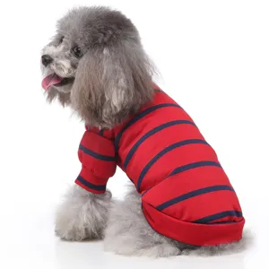 Detailansicht des rot-blau gestreiften Hundepullovers, weiche Haustierbekleidung für den Frühling.