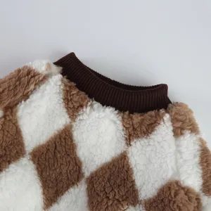 Primo piano pigiama animale peluche scacchi marrone bianco tessuto soffice dettaglio