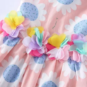 Détail en gros plan d'une robe d'été pour animaux avec fleurs en filet colorées et marguerites.