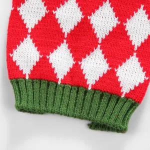 Detail pull tricot animal de compagnie Noel, motif losange rouge, bord vert, chaud.