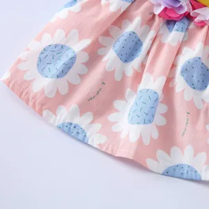 Gros plan détaillé d'une jolie robe pour animal rose avec marguerites et fleurs colorées.