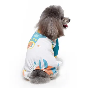 Rückenansicht eines Pudels in einem dünnen, bedruckten Hunde-Jumpsuit aus Baumwolle