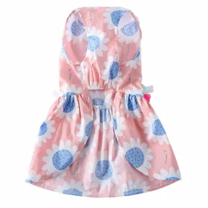 Joli détail de robe pour animal de compagnie rose à fleurs, tissu fin pour été chien.