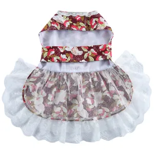 Vue détaillée de la robe pour animal floral avec une bordure en dentelle blanche et bordeaux.