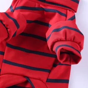 Nahaufnahme von rot-blauen gestreiften Haustier Hundekleidung Detail, weicher Rollkragenpulli.