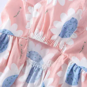 Gros plan sur le tissu de robe pour animal, joli imprimé floral rose et coutures nettes.