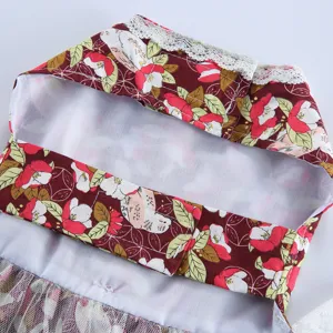 Vue détaillée de la robe florale pour animaux, avec bordure en dentelle et tulle doux.