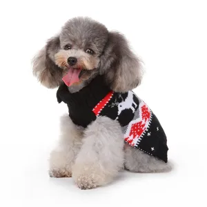 Vue détaillée d'un pull de Noël pour chien avec motif de cerf tricoté pour l'hiver chaud.