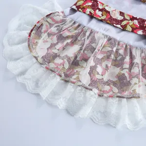 Gros plan detaille de la robe pour chien avec tissu floral, couches en tulle et dentelle.