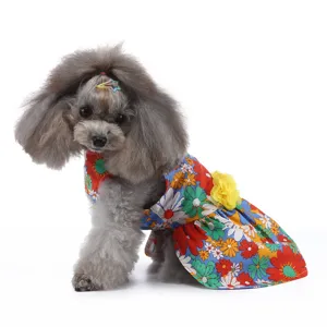 Vue détaillée d'une jolie robe florale pour chien avec des motifs de marguerites colorées.