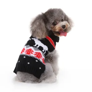 Vue détaillée du pull de Noël d'hiver pour chien avec joli motif de cerf et col roulé en tricot.
