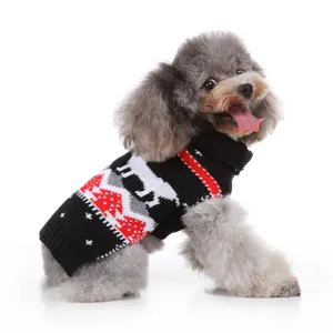 Vue détail pull pour chien avec motif de cerf, vêtement tricoté chaud en coton col roulé.