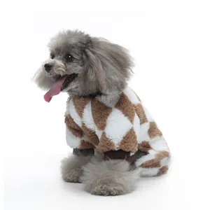 Pigiama in pile argyle marrone e bianco per cani, dettaglio del tessuto morbido e caldo.