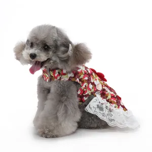 Jolie robe florale pour chien avec bordure en dentelle blanche et nœud pour mariage.