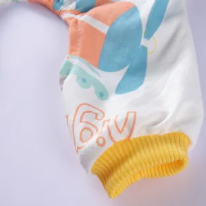 Makrodetail der weichen Baumwoll-Haustier-Pyjama-Stoffe und der gelben Rippstrickbündchen