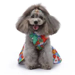 Gros plan sur la jolie robe florale pour chien, belle jupe d'été respirante et colorée.