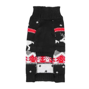 Vue détaillée du pull d'hiver pour animal avec motif classique de renne et de flocon de neige.