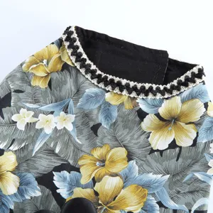 Détail de robe de chien de compagnie à fleurs tropicales avec col tressé élégant.