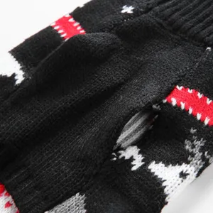 Vue rapprochée de la texture tricotée du pull de Noël pour animaux et trou de harnais.