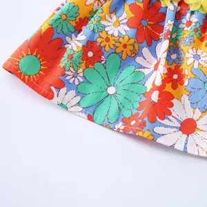 Détail robe pour animal, tissu imprimé floral coloré, style d'été léger et respirant pour chien.